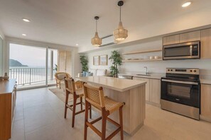 Réfrigérateur, four à micro-ondes, un four, surface de cuisson