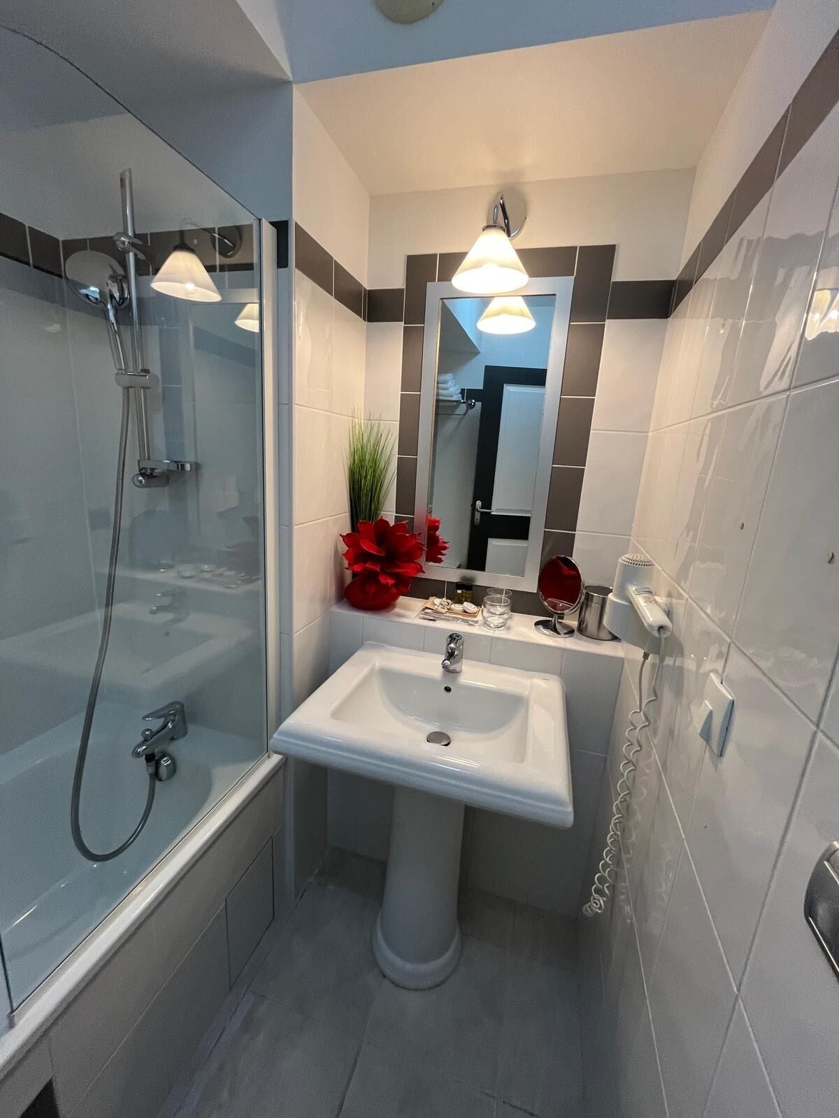 Een haardroger, handdoeken, zeep, toiletpapier