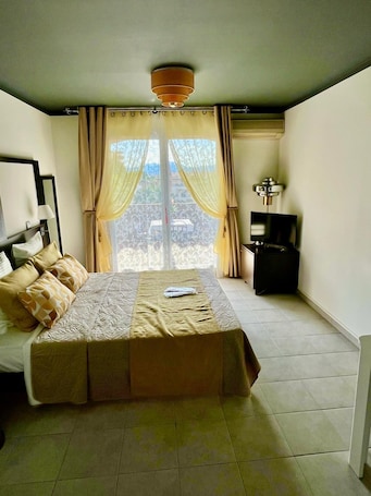 1 habitación, tabla de planchar con plancha, wifi y ropa de cama . French Riviera getaway -Studio at Château des Artistes