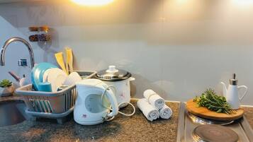 Frigorífico pequeño, microondas, placa de cocina y utensilios de cocina