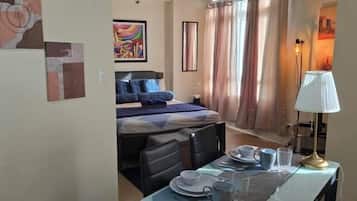 Habitación doble, vista a la ciudad | Escritorio y wifi gratis