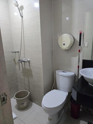 Double Room, City View | Bathroom