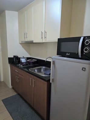 Double Room, City View | Private kitchen