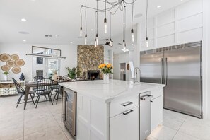 ثلاجة، ميكروويف، فرن، موقد طهي مسطح