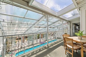 تناول الطعام بالخارج