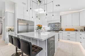 ثلاجة، ميكروويف، فرن، موقد طهي مسطح