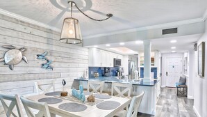 คอนโด, หลายเตียง (Land's End 11-302 Beach Front - Premi) | ร้านอาหาร