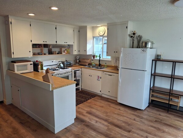 Réfrigérateur, four à micro-ondes, un four, surface de cuisson