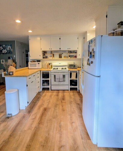 Cozy South Lake Tahoe Home / Dog Friendly / Fenced Yard / Porch