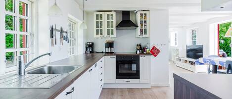 Réfrigérateur, plaque de cuisson, lave-vaisselle, cafetière/bouilloire