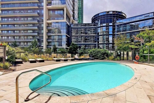 Luxury 2BR - Pool/Gym/Sauna - 1 min to Subway