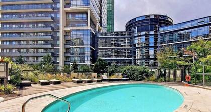 Luxury 2BR - Pool/Gym/Sauna - 1 min to Subway