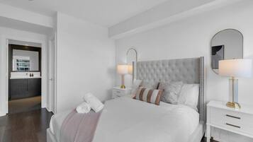 2 slaapkamers, een bureau, een strijkplank/strijkijzer, reisbedje