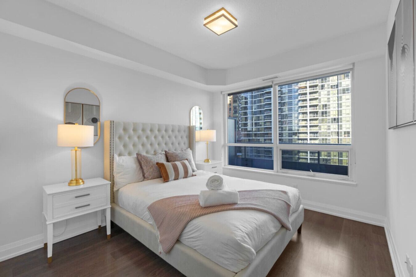 2 soveværelser, skrivebord, strygejern/strygebræt, weekendseng