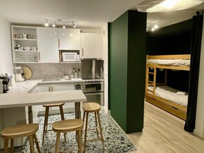 Wasserkocher mit Kaffee-/Teezubehör, Kühlschrank, Mikrowelle, Ofen