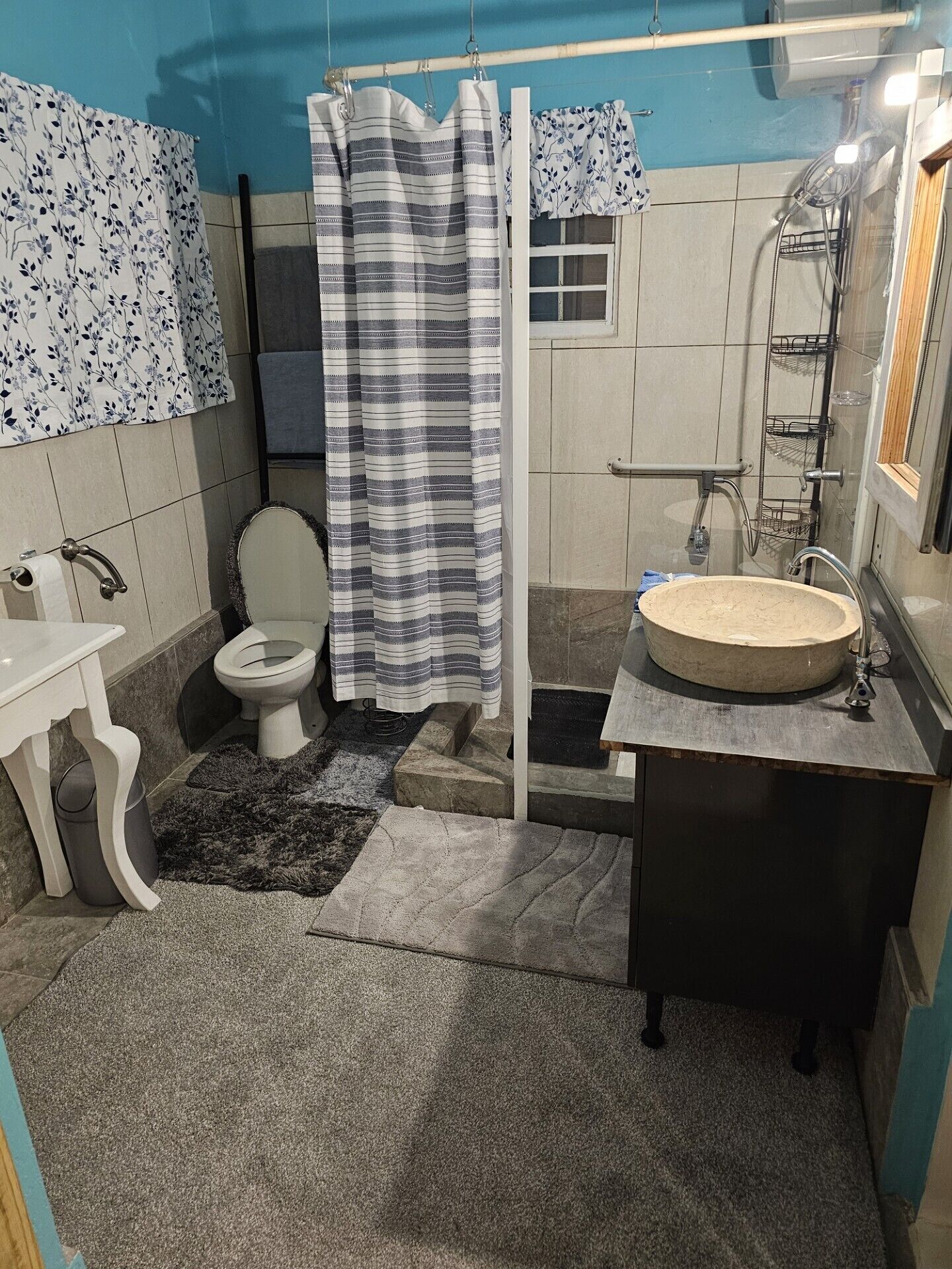 Dusj, miljøvennlige toalettsaker, hårføner og håndklær