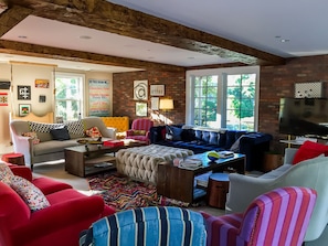 Fernseher, Tischfußball, Arbeitsbereiche