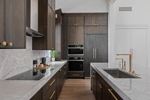 Kjøleskap, mikrobølgeovn, ovn og oppvaskmaskin