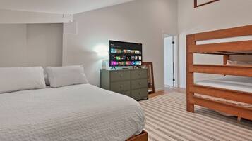 2 bedrooms, in-room safe, desk, iron/ironing board