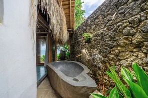 Deluxe Double Room, Ocean View | Bathroom | Towels, soap, shampoo, toilet paper
