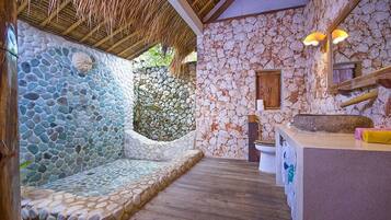 Deluxe Bungalow, Garden View | Bathroom | Towels