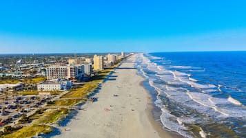 Ligstoelen aan het strand, strandlakens