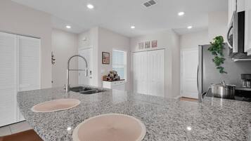 Kjøleskap, mikrobølgeovn, ovn og kokeplater