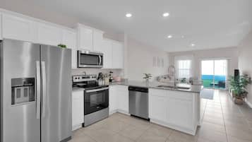 Een koelkast, een magnetron, een oven, een kookplaat