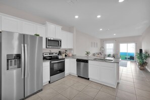 Een koelkast, een magnetron, een oven, een kookplaat