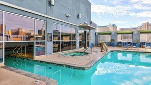Un hôtel doté d’une piscine, d’un espace extérieur aménagé et offrant une vue sur le panorama urbain.
