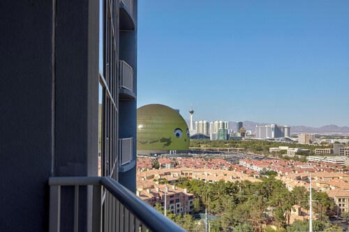 1 Bedroom hotel suite located in Las Vegas strip. Sphere View/F1 View