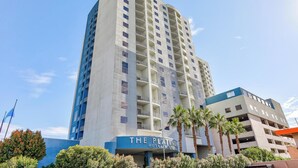 Un hôtel de grande hauteur doté de nombreux balcons et d’une enseigne indiquant : « The Platinum Hotel & Spa ».