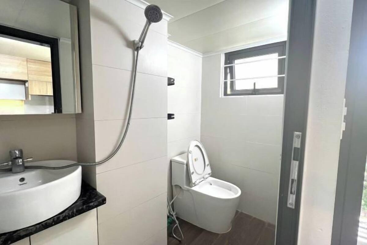 Ein Badezimmer mit Waschbecken, Toilette und Dusche.