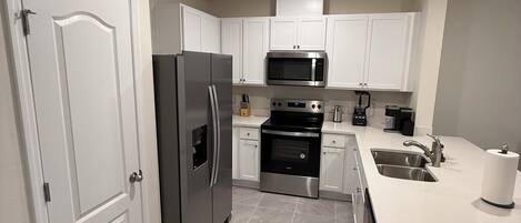 Frigorífic, microones, forn i placa de cuina