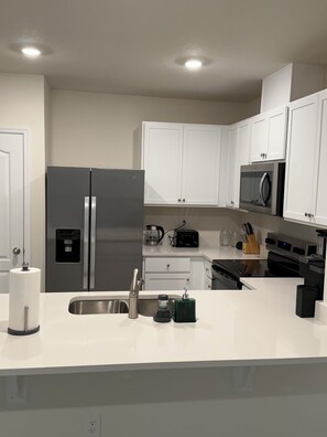 Réfrigérateur, four à micro-ondes, un four, surface de cuisson