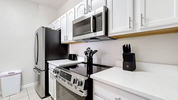 Een koelkast, een microgolfoven, een oven, een kookplaat