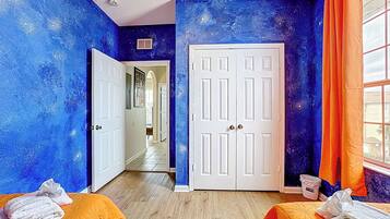 3 slaapkamers, een strijkplank/strijkijzer, reisbedje, gratis wifi