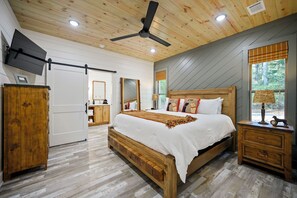 3 bedrooms, desk, iron/ironing board, free WiFi