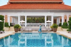 Outdoor pool - Raffles Singapore (Singapore)