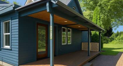 Orchard Farmhouse Retreat, 4BR w/ Hot Tub, Games & Stunning Mt. Baker Views