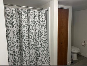 Secador de pelo, toallas, jabón y papel higiénico