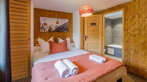 Fer et planche à repasser, lit parapluie, Wi-Fi gratuit, draps fournis