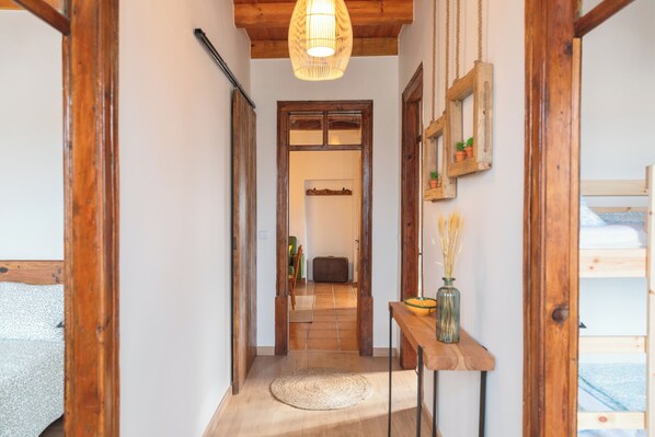 3 عدّة غرف نوم ومكواة/لوح كي وواي فاي وملاءات أسرّة