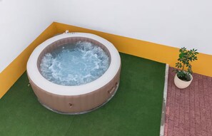 مغطس سبا خارجي