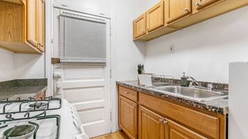 Classic Apartment, 1 King Bed | Private kitchen | Fridge, microwave, oven, stovetop