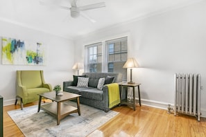 Leilighet – classic, 1 kingsize-seng | Oppholdsområde | En 55-tommers TV med digitale kanaler samt strømmetjenester