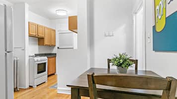 Classic Apartment, 1 King Bed | Dining room
