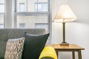 Leilighet – classic, 1 kingsize-seng | Oppholdsområde | En 55-tommers TV med digitale kanaler samt strømmetjenester