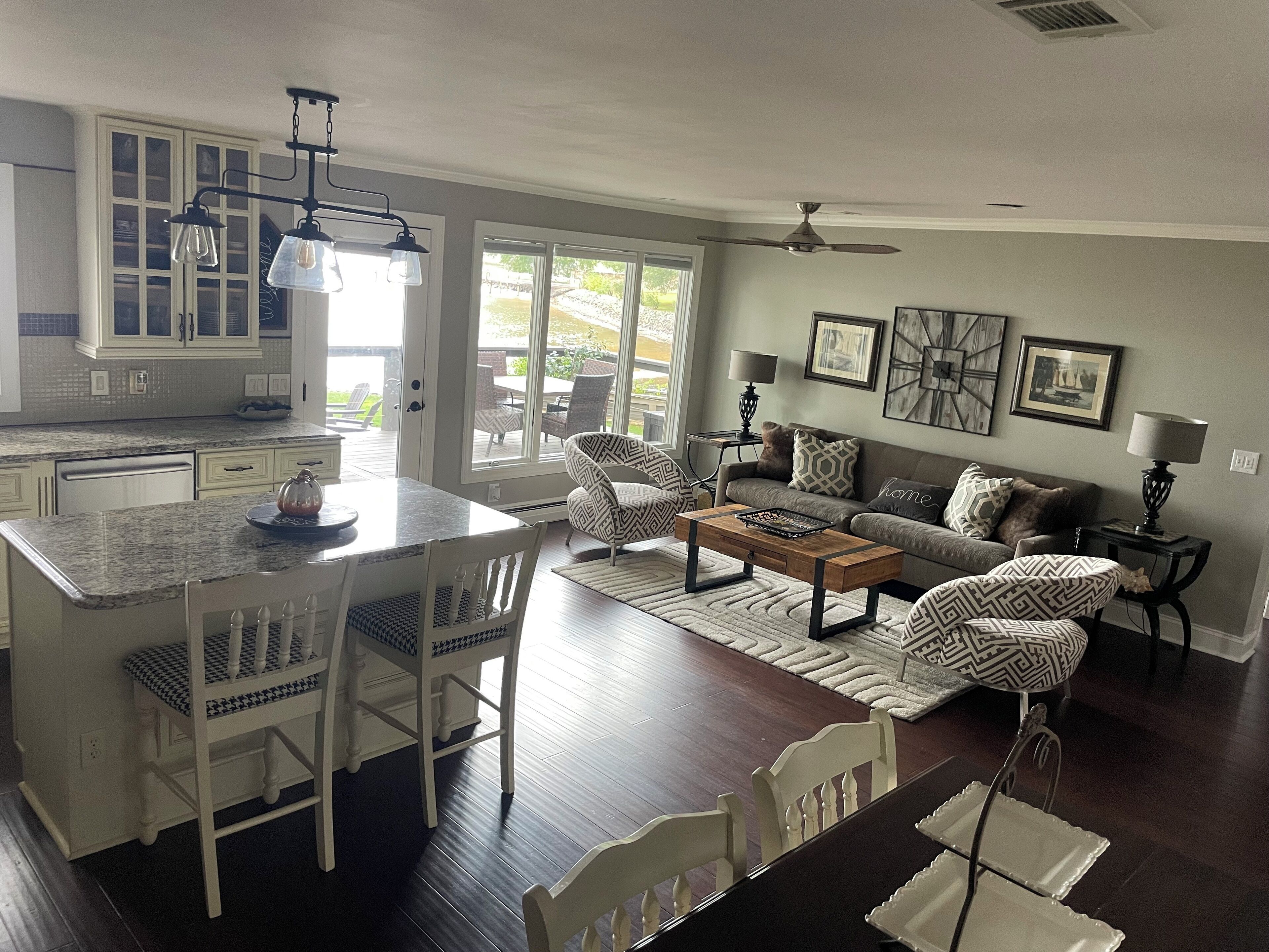 TV connectée, cheminée, livres