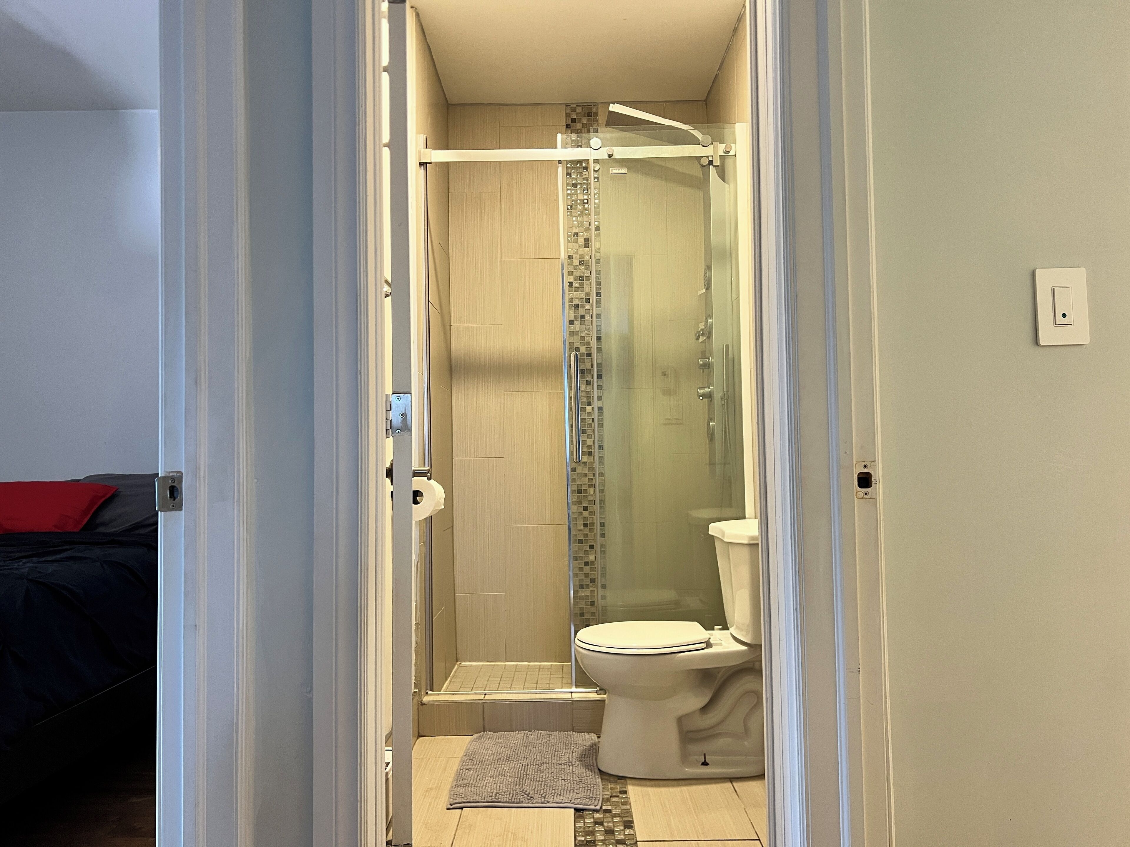 Douche, sèche-cheveux, serviettes fournies, savon